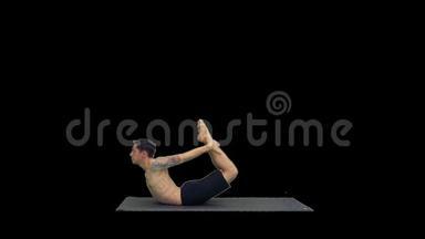 运动型肌肉型青年瑜伽男，做背部运动，达努拉萨纳，弓姿势，阿尔法通道