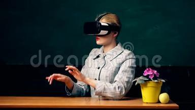 强化现实。 戴着VR眼镜的女人。 <strong>自信</strong>的女人在虚拟现实耳机指向空中。 现代<strong>教育</strong>