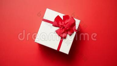用红色丝带装饰的条纹礼品纸包装的礼品的俯视图