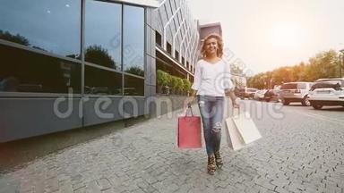 在购物的女人。 快乐的女人带着购物袋在购物中享受。 消费主义，购物，生活方式观念.. 慢慢