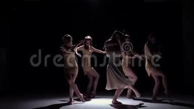 优雅的当代舞蹈，五名身穿白色衣服的舞者穿着黑色、阴影、慢动作