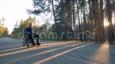 在森林里，一个<strong>身材矮小</strong>的人正坐着他的电动轮椅沿着道路前进
