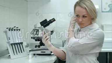 女实验室医生带着智能手机自拍