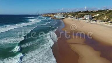 日落在海滩普拉亚格兰德，葡萄牙。 美丽的日落在葡萄牙海滩普拉亚格兰德，在葡萄牙。 普拉亚海滩