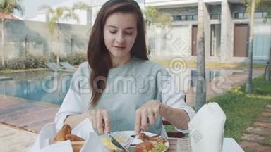 女人在豪华别墅里吃早餐，包括<strong>鸡蛋</strong>、香肠、培根、<strong>土</strong>豆、西红柿。