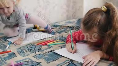 两个小女孩躺在床上，用<strong>彩色铅笔画</strong>一些东西。 关门