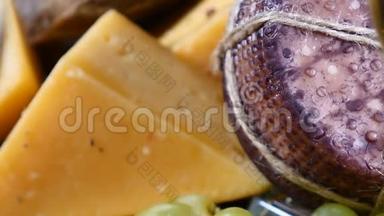 不同种类的奶酪放在木制背景上的特写镜头。 食品艺术概念。 餐厅的食物。 高清高清