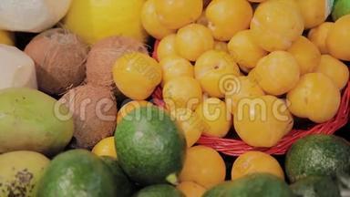 在超市：商店新鲜农产品部门的滑翔镜头。 现售水果及有机蔬菜