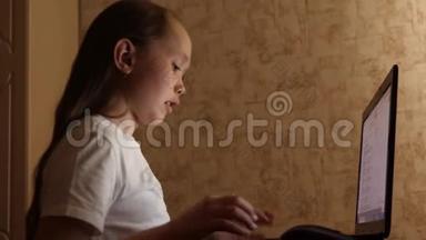 孩子们晚上在房间里玩电脑。 年轻女孩用笔记本电脑做作业。 女孩类型的搜索查询
