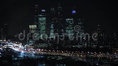 莫斯科国际商务中心`莫斯科-A市。 <strong>夜<strong>晚</strong></strong>或<strong>夜<strong>晚</strong></strong>的城市景观。 蓝天和路灯。 城市建筑