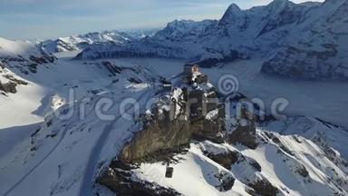 瑞士阿尔卑斯山的雪松缆车
