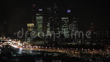 莫斯科国际商务中心`莫斯科-A市。 <strong>夜晚</strong>或<strong>夜晚</strong>的城市景观。 蓝天和路灯。 城市建筑