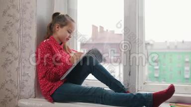 一个穿红色衬衫的女孩坐在窗台上用彩色铅笔画画