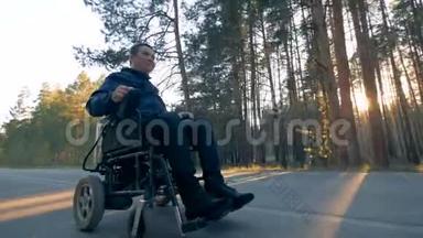 一个坐轮椅的人骑在森林路上。