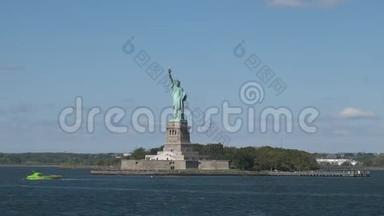 <strong>纽约自由女神像</strong>的宽追踪镜头