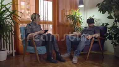 男人和女人在家里争论和争论虚拟现实护目镜