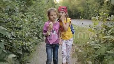 两个小女孩女朋友在路边回家聊天