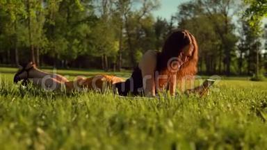 快乐女人打<strong>短信</strong>或<strong>聊天</strong>，坐在公园的草地上。 女人在电话里<strong>聊天</strong>。