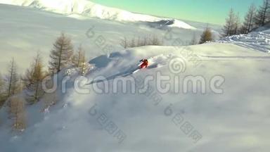 慢动作滑雪者雕刻透浓鲜粉雪.. 在山上滑雪。 新鲜的粉末雪。 冬季运动。 斯基雕刻在
