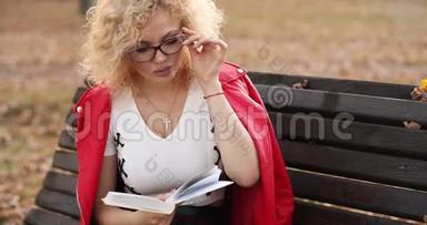 戴眼镜的漂亮金发中年女人<strong>看书</strong>。 <strong>肖像</strong>画
