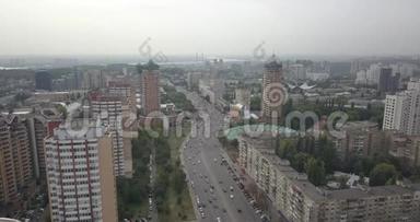 空中观景。 城市<strong>交通道路</strong>的无人机镜头。 基辅市