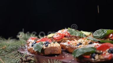 用芒果、橄榄、生菜和新鲜蔬菜在木制背景下进行三明治。 小坚果在圣诞节掉下来