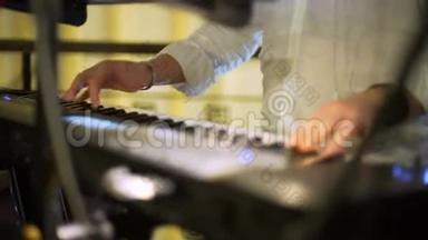 键盘玩家玩他的乐队