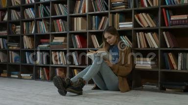 女学生在图书馆看书