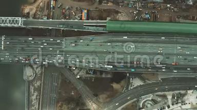 城市公路、火<strong>车</strong>站和公路建设<strong>工地</strong>的高空俯视图