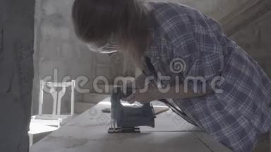 木匠女孩用电锯用胶合板做椅子座.