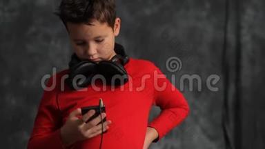 戴着耳机的青少年正在找他手机里的东西