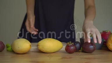 一位年轻女子慢镜头把热带水果放在桌子上