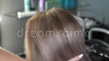 <strong>染发</strong>及处理结果.. 一位年轻女子在美容院<strong>染发</strong>后的美丽发型。