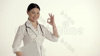 白色背景微笑和拇指的亚洲护士。