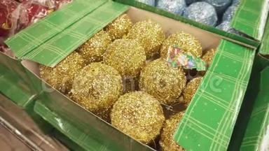 苏梅，UK RAINE-DEC12，2018年：假日玩具，闪亮的球装饰圣诞树的金色。