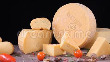 食品艺术概念。 奶酪爱好者。 各种奶酪放在黑色背景的木板上。 迷迭香是从