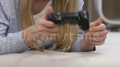 女孩因在电子游戏中失败而烦恼，愤怒地扔操纵杆，特写镜头