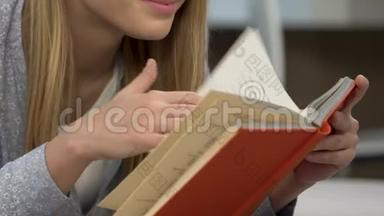女孩阅<strong>读书籍</strong>进行自我教育，准备文学考试
