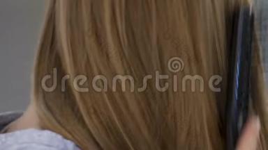 年轻女子梳着一头金发，上面涂着无染料氨，自然美丽