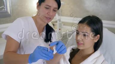 美容手术，美容诊所为女孩做胶原蛋白注射的手套美容师
