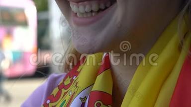 西班牙足球队女球迷笑得开心，足球<strong>比赛胜利</strong>