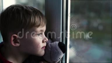 悲伤的小男孩孤独的小男孩，小男孩近<strong>看窗外</strong>