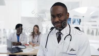 自信的非洲医生在<strong>医院背景</strong>上看着镜头和科克团队的肖像。