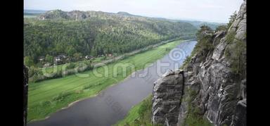 埃<strong>尔巴</strong>河位于瑞士萨克森州的顶部，靠近<strong>巴斯</strong>蒂大桥。 德国萨克森