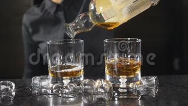在酒吧柜台。 不可辨认的女酒保穿着黑色衬衫，慢慢地把威士忌倒进吉格里。 鸡尾酒