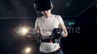 男人在VR眼镜里在房间里玩游戏，关门。