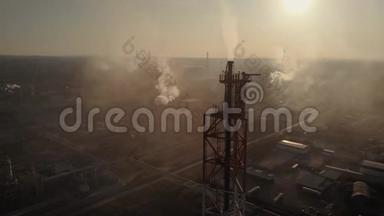 空中观景。 框架内是化学工业综合体.. 许多工厂的烟囱喷出烟雾。 <strong>大气污染</strong>