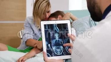 医生在数码平板电脑屏幕上查看核磁共振结果