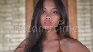 一位美丽的泰国年轻女子的肖像画，为相机摆姿势的异国美女