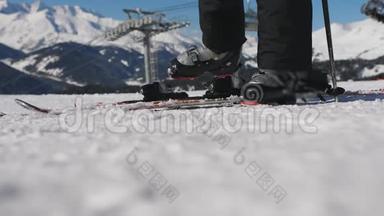 滑雪场的女滑雪者从滑雪场解开滑雪靴，手拿着滑雪板离开，特写。